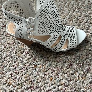 Like new vince camuto white sandals